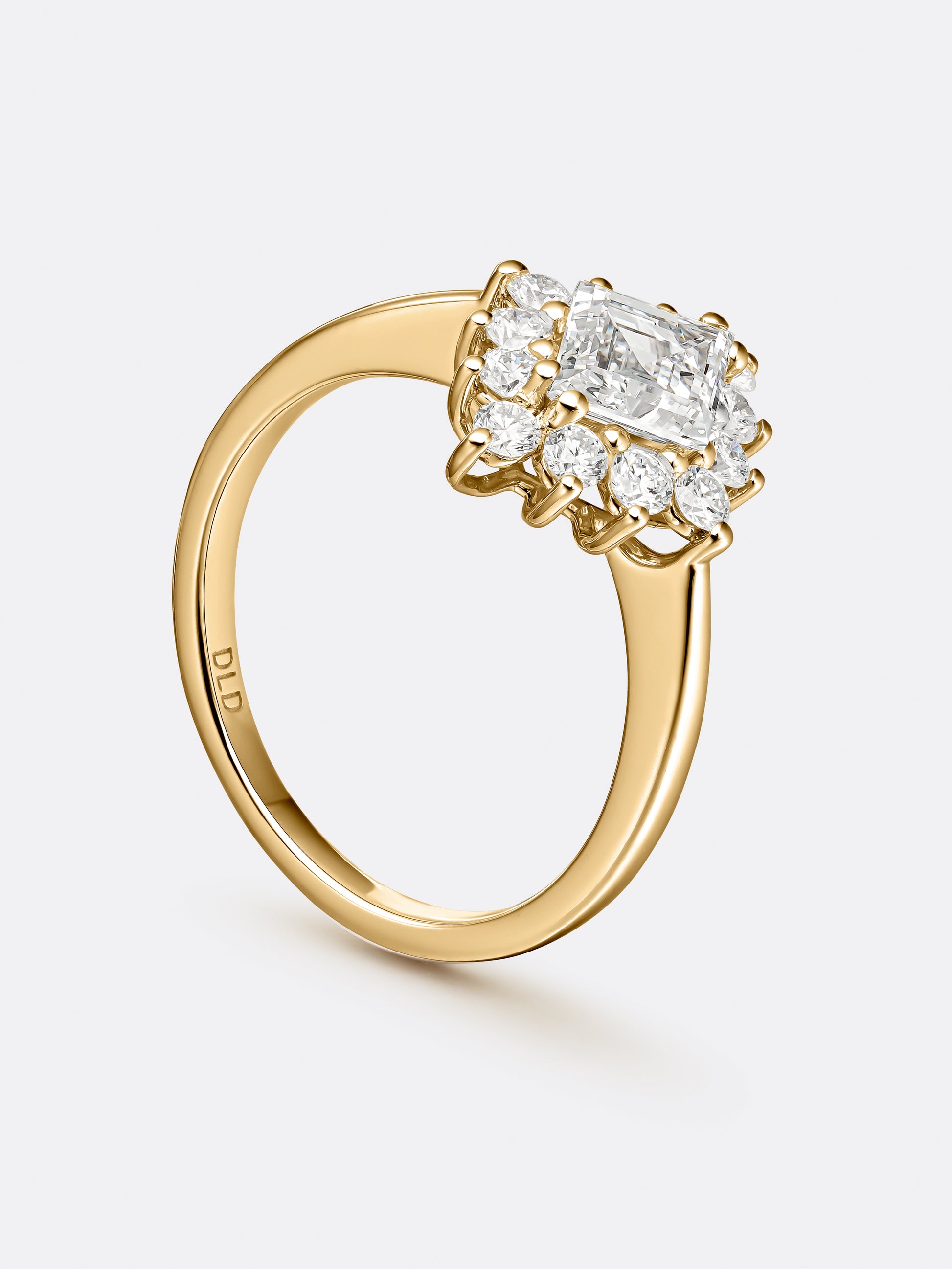 ANILLO RARO EN FORMA DE ROMBO