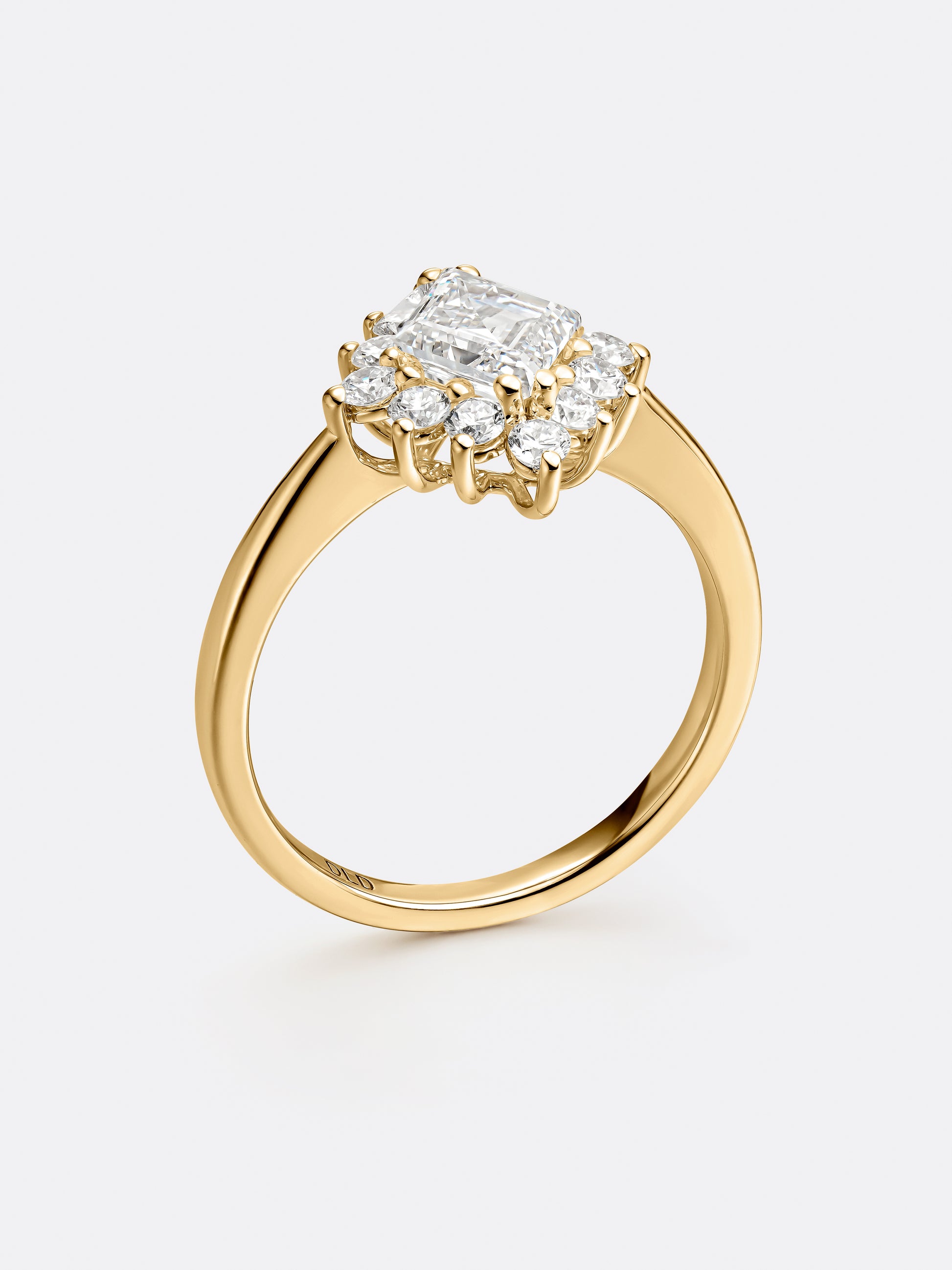ANILLO RARO EN FORMA DE ROMBO