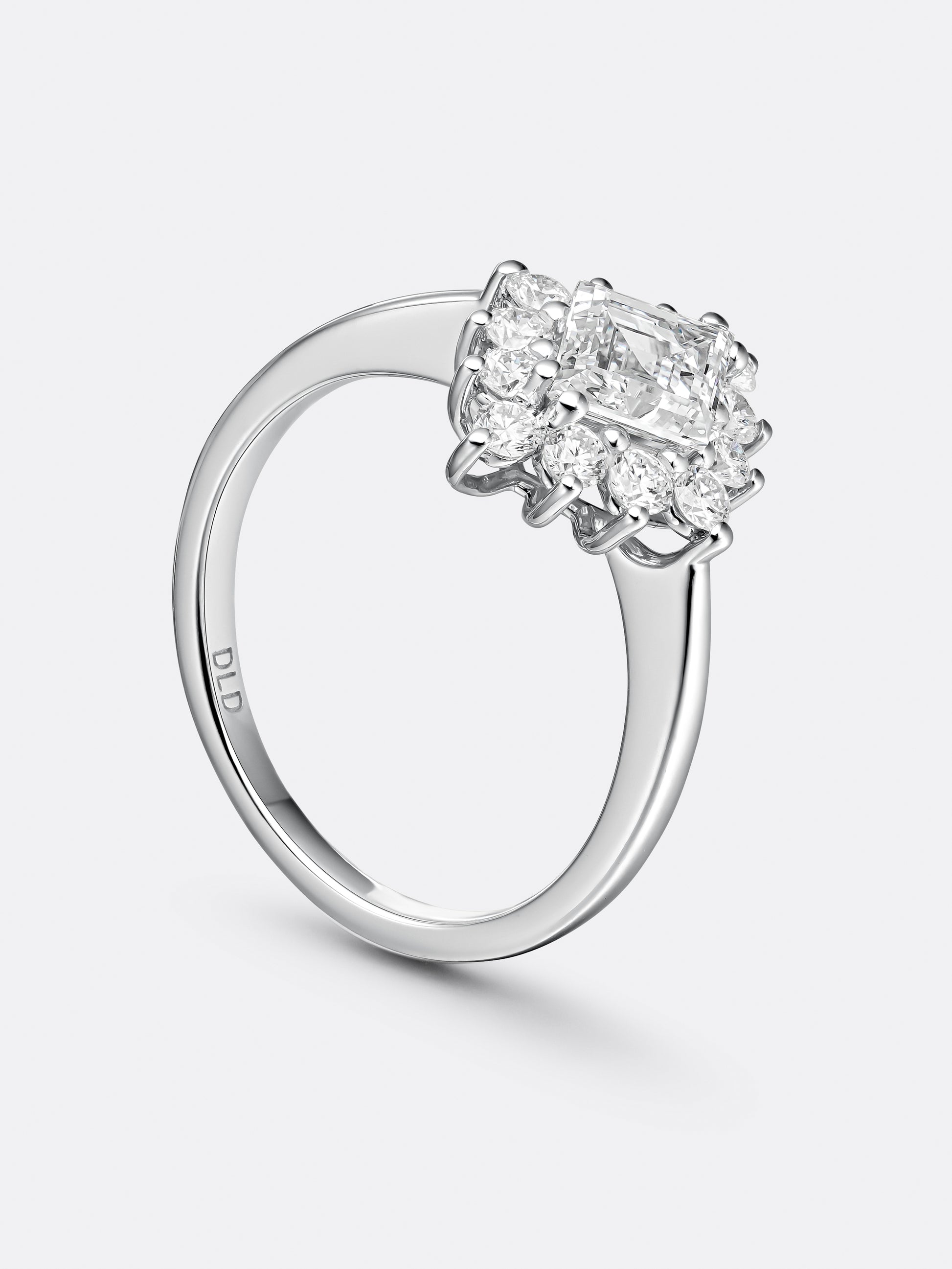 ANILLO RARO EN FORMA DE ROMBO