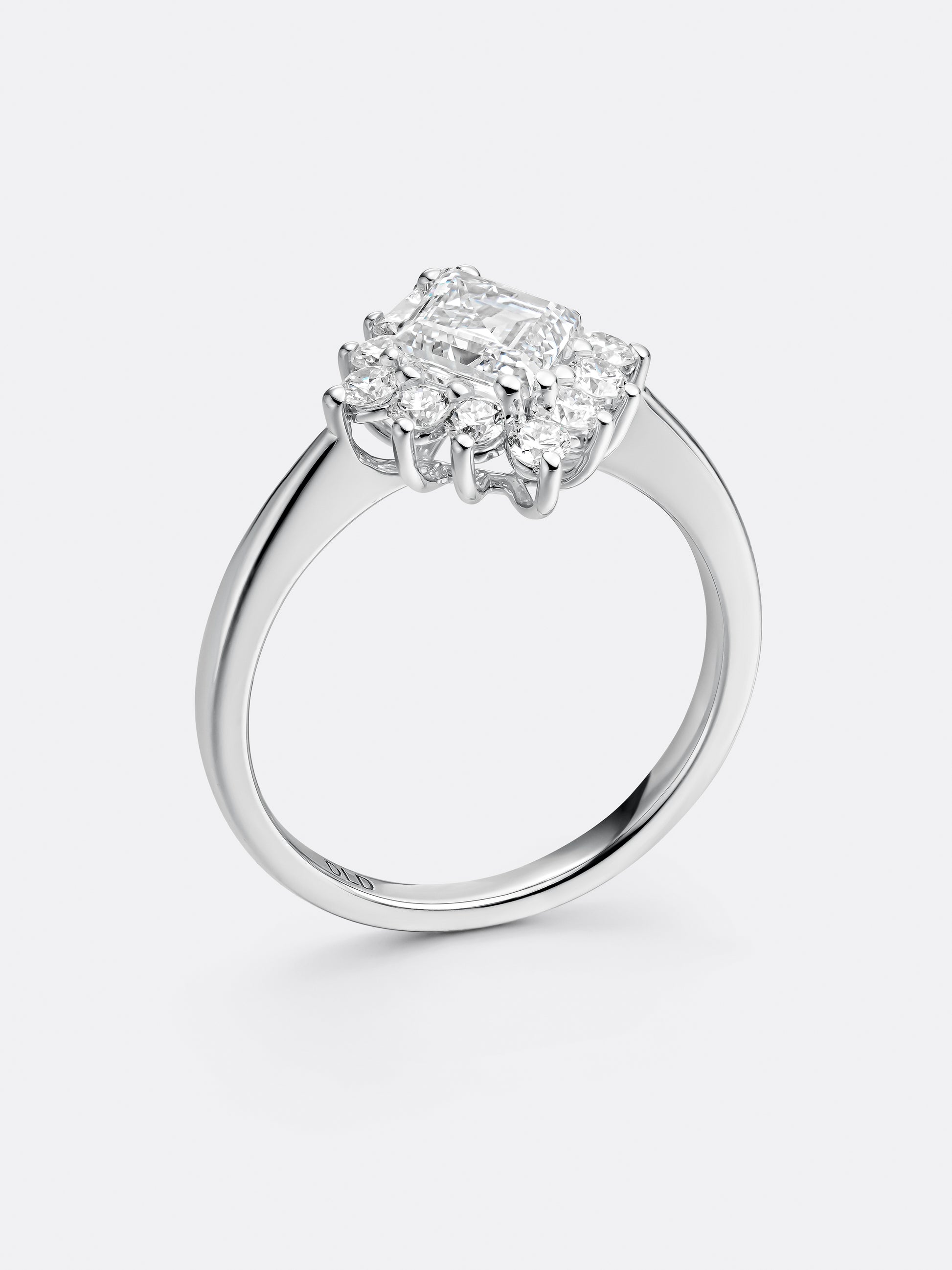 ANILLO RARO EN FORMA DE ROMBO
