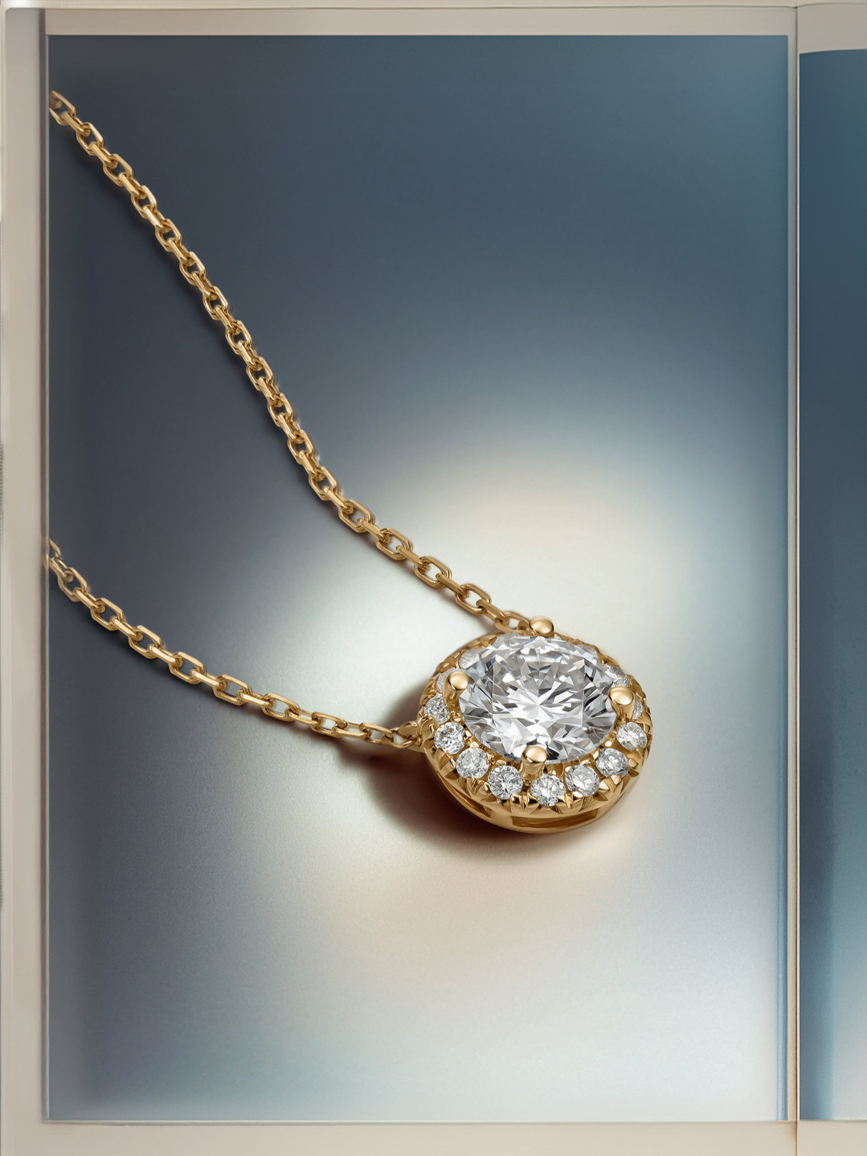 HALO ROUND NECKLACE - Yellow Gold