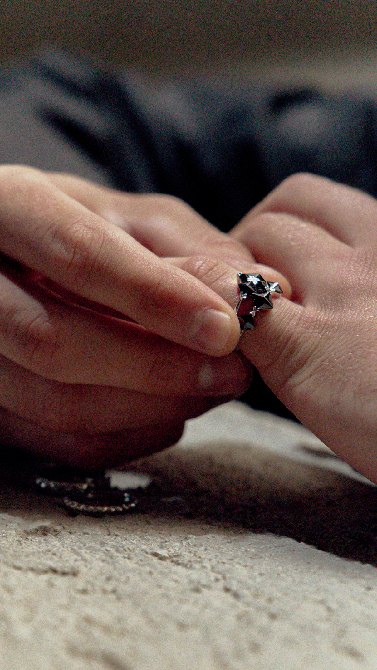 TURN CROSS RING WHITE GOLD