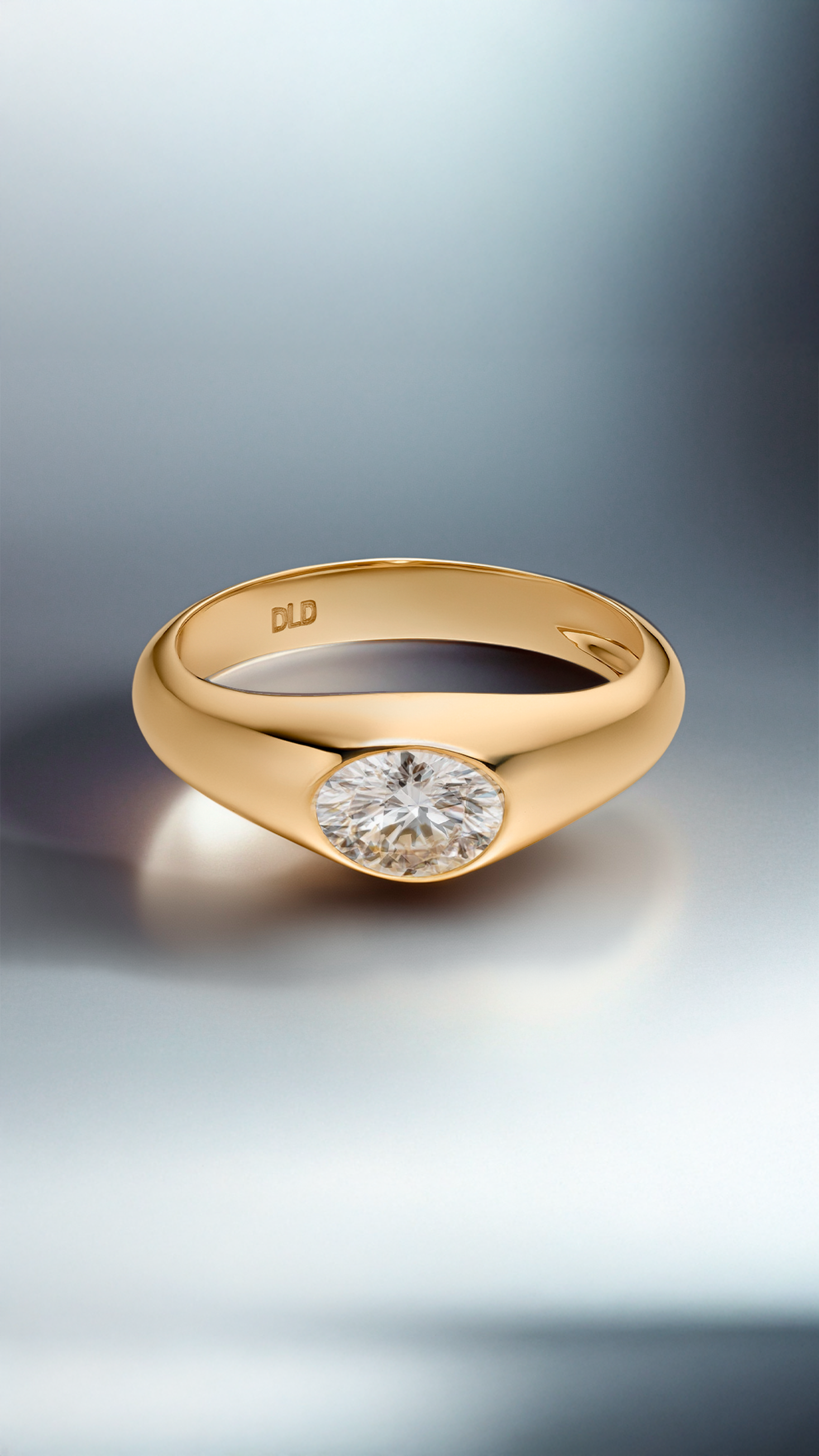 OVAL SIGNET RING - Yellow Gold