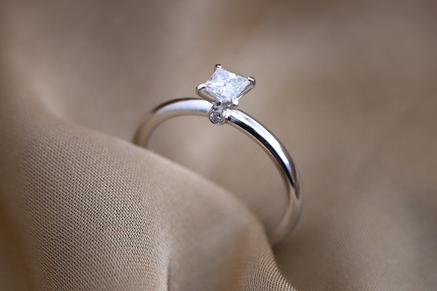 PETITE LILY RING WHITE GOLD
